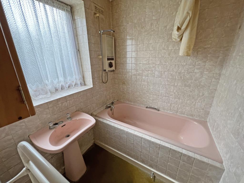Lot: 130 - TWO-BEDROOM FLAT AND GARAGE FOR IMPROVEMENT - Bathroom